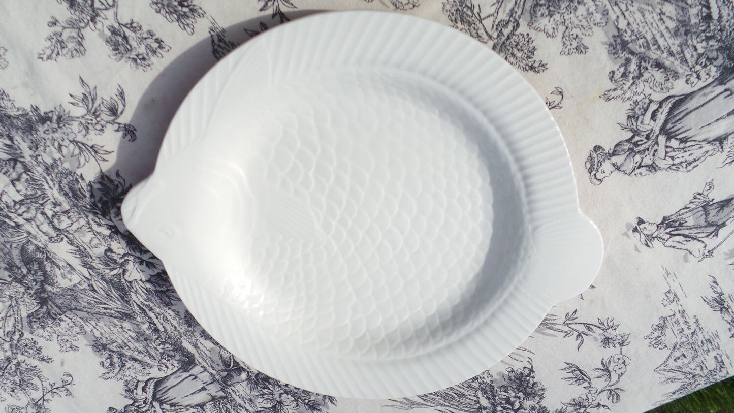 vintage Français Sarreguemines Assiette à poisson pour poisson en forme de carpe années 1930 à 1950 Français Céramique Belle Manufacture Blanc