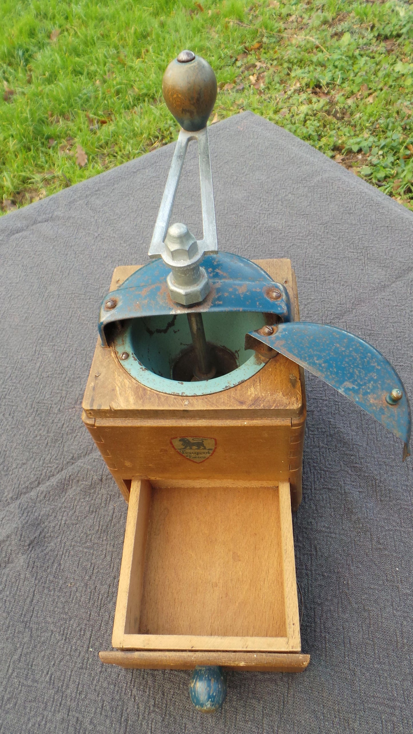 vintage Français Peugeot Bros Blue Coffee Grinder Metal Handle Attachments Coffee Mill Entièrement fonctionnel Moulin à Café Émail Coffee Bean Mill