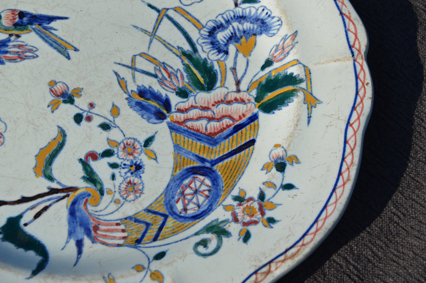 Gien Early Français Faience China Tin Glazed Ceramic Hand Painted Plate Années 1870 Corne d’abondance Corne d’Abondance Design Entièrement Marqué Authentique