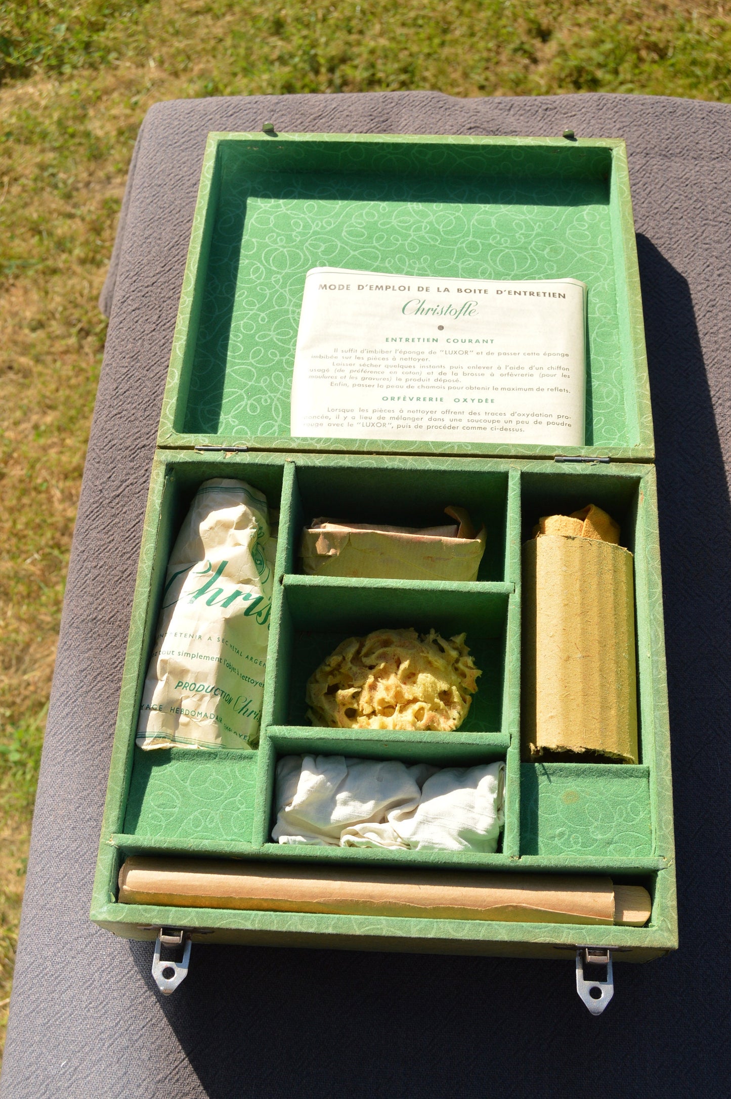 Christofle Ensemble de nettoyage antique Français antique en argent dans une boîte de composés de tissu et d'éponge décorative à usage uniquement pièce de musée