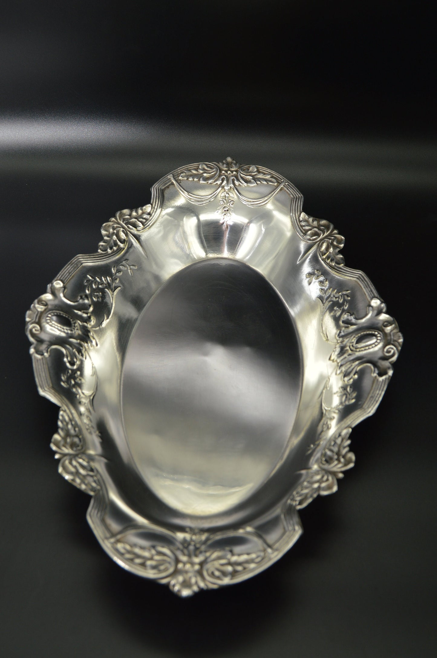 vintage Français Silver Plate Dish Fruit Bowl Marqué GH Beautiful Design Français Bowl Français Silver Plaqué Bowl France Made Dish