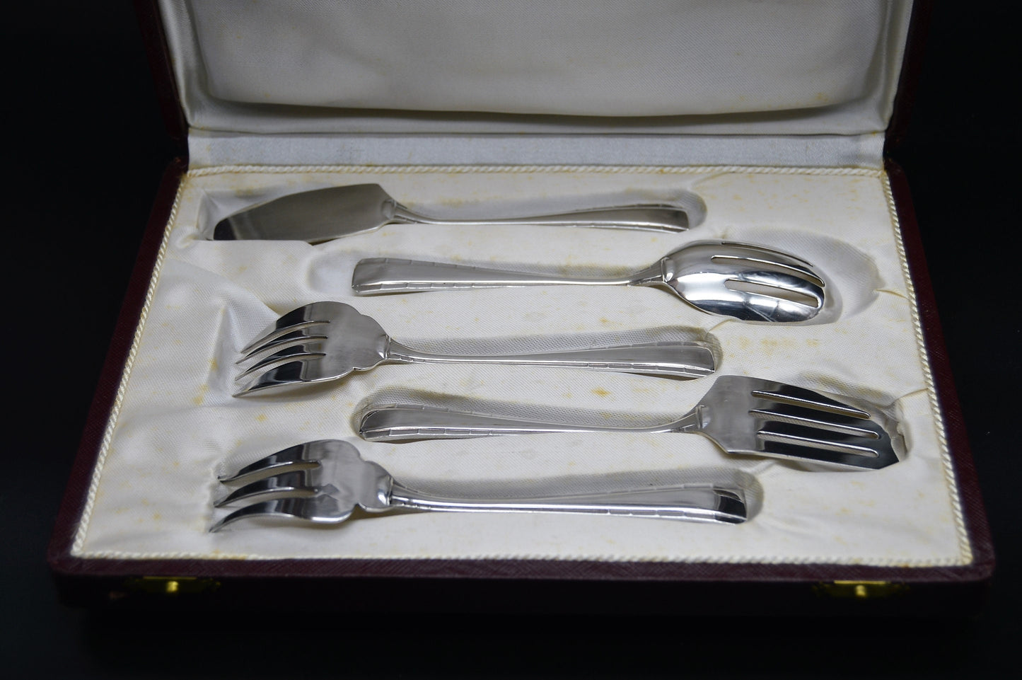 Ercuis Silver Plated 'Metaille Blanc' Boxed Hors d'Oeuvres Buffet Sweet Servers Spoon Knife Shovel Forks Five Piece Ercuis of Paris Boxed