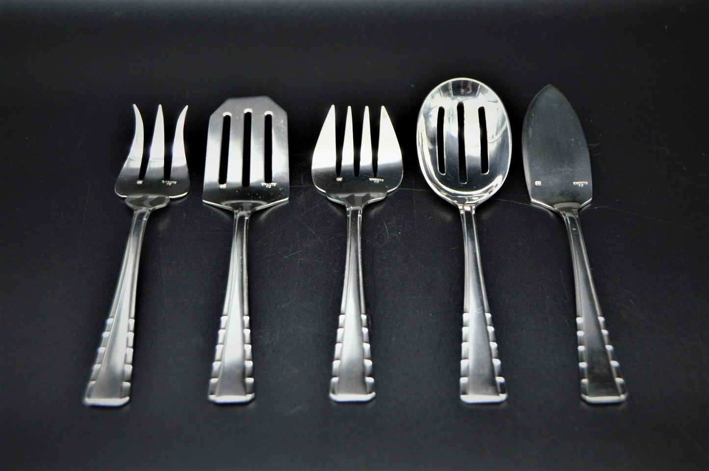 Ercuis Silver Plated 'Metaille Blanc' Boxed Hors d'Oeuvres Buffet Sweet Servers Spoon Knife Shovel Forks Five Piece Ercuis of Paris Boxed
