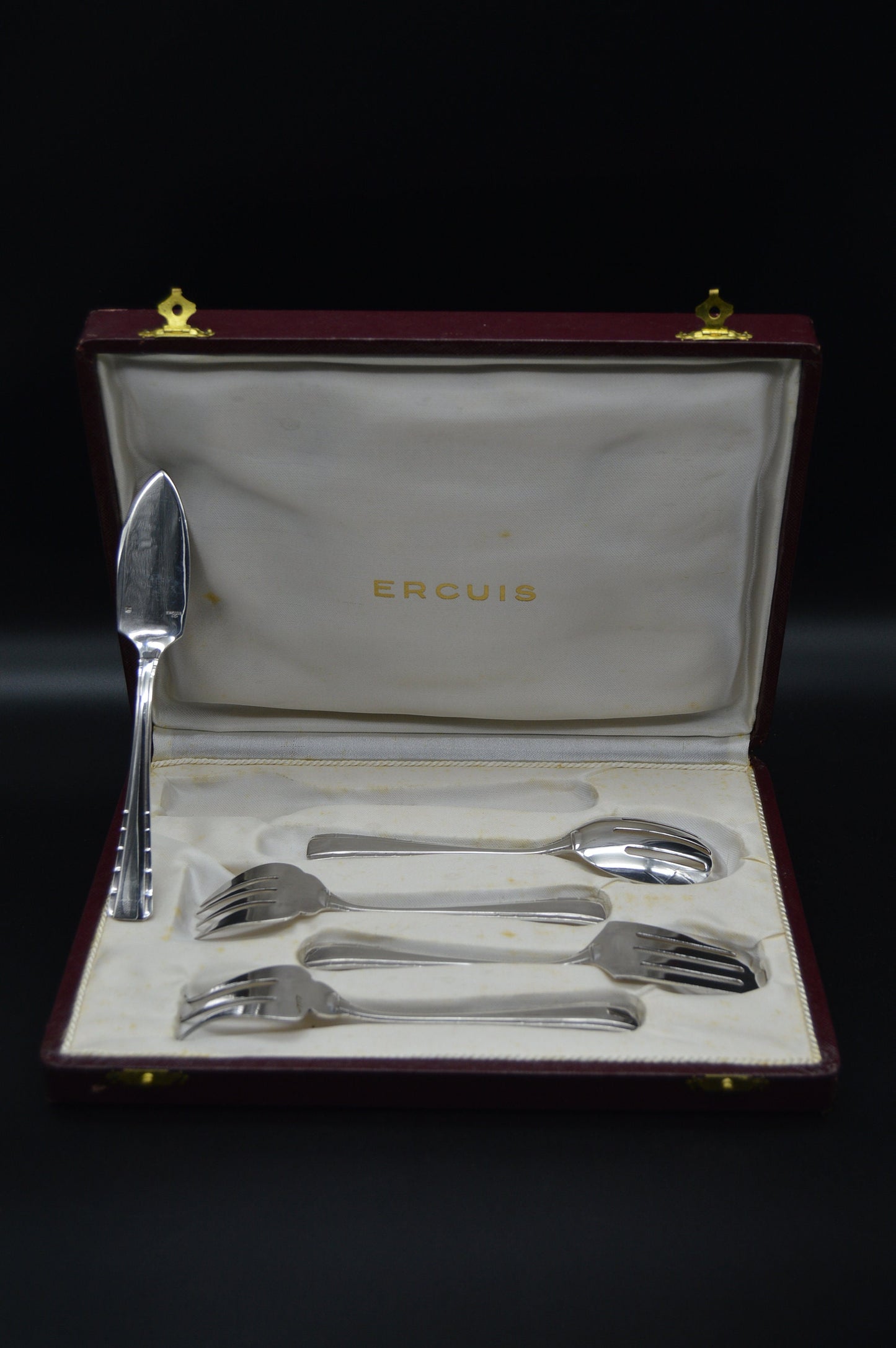 Ercuis Silver Plated 'Metaille Blanc' Boxed Hors d'Oeuvres Buffet Sweet Servers Spoon Knife Shovel Forks Five Piece Ercuis of Paris Boxed