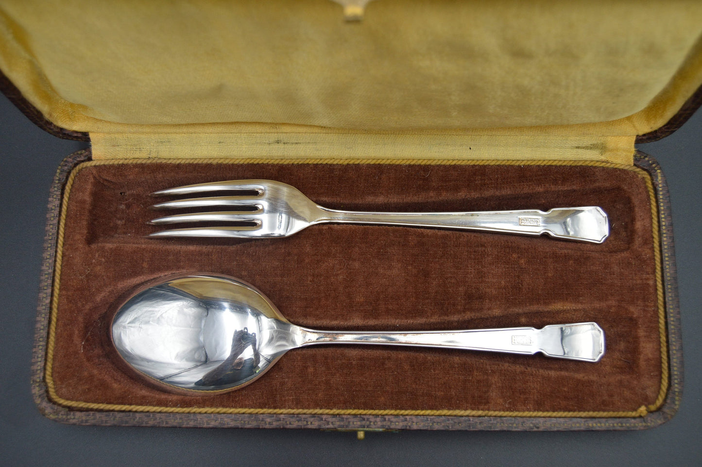 Fourchette et cuillère de service Dupon D'Isigny Plaqué Argent 'Métaille Blanc' Coffret Fourchette et Cuillère Marqué Design Bon État Boîte Portée