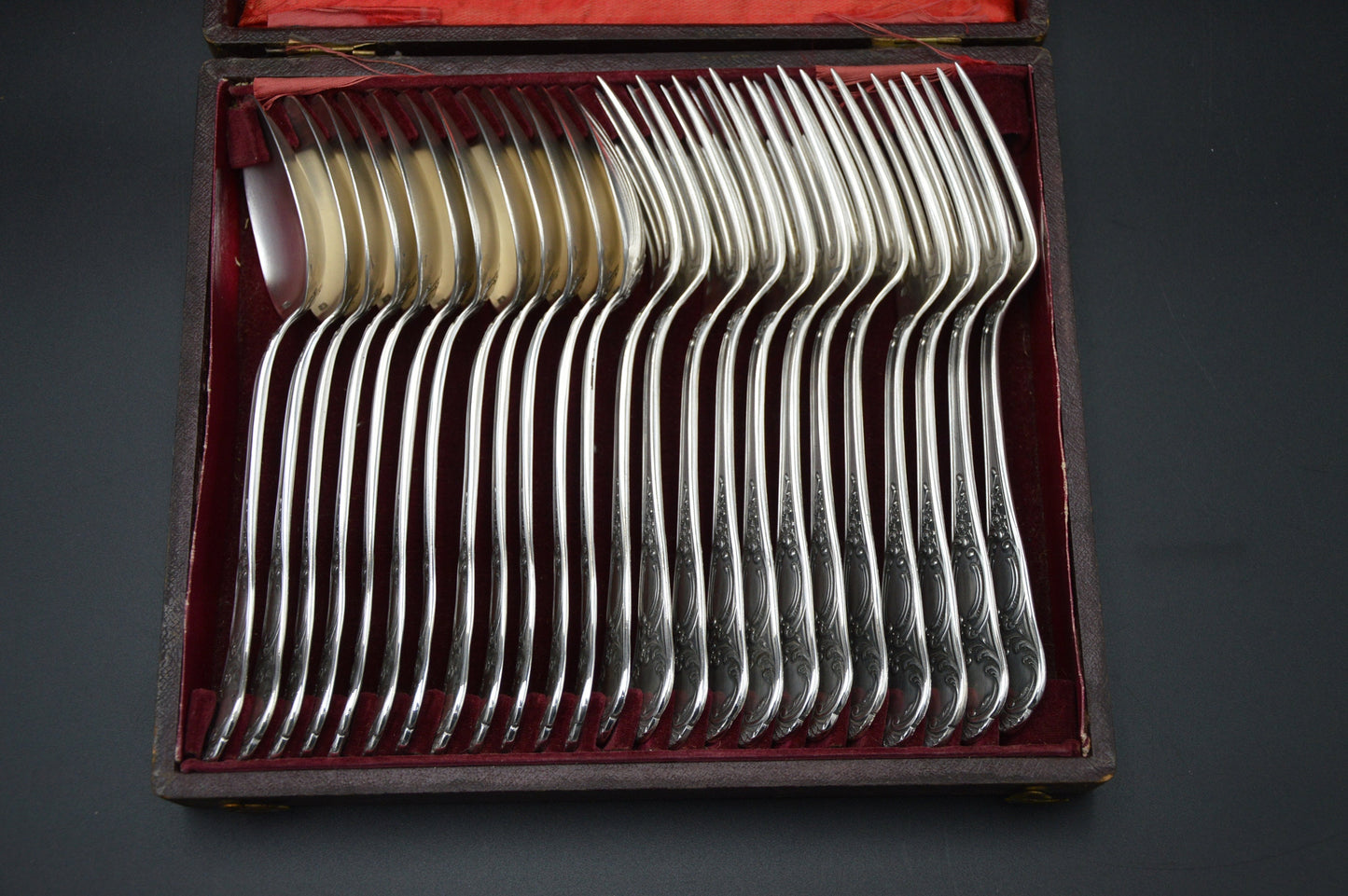 Ercuis 12 Forks and 12 Spoons Boxed Entremets/Dessert French Silver Plated Marked Ercuis Cutlery Flatware Good Antique Condition Boxed Worn