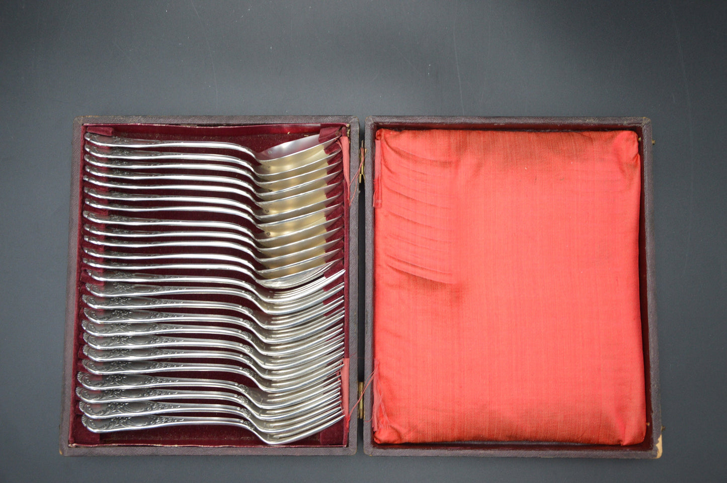 Ercuis 12 Forks and 12 Spoons Boxed Entremets/Dessert French Silver Plated Marked Ercuis Cutlery Flatware Good Antique Condition Boxed Worn