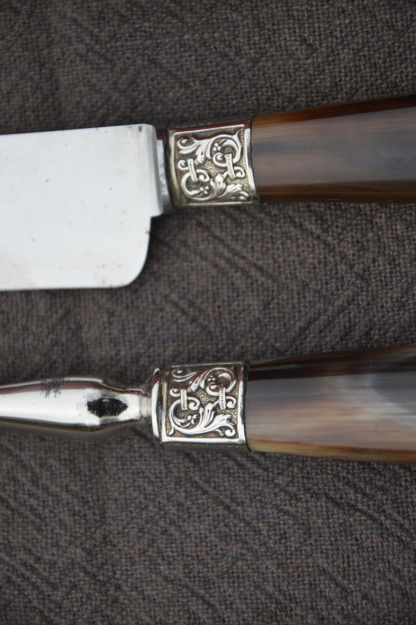 H le Brun Bayeux Couteau à découper Français Plaque d’argent Collier Lame en acier Antique Poli Manche en fausse corne Boîte originale