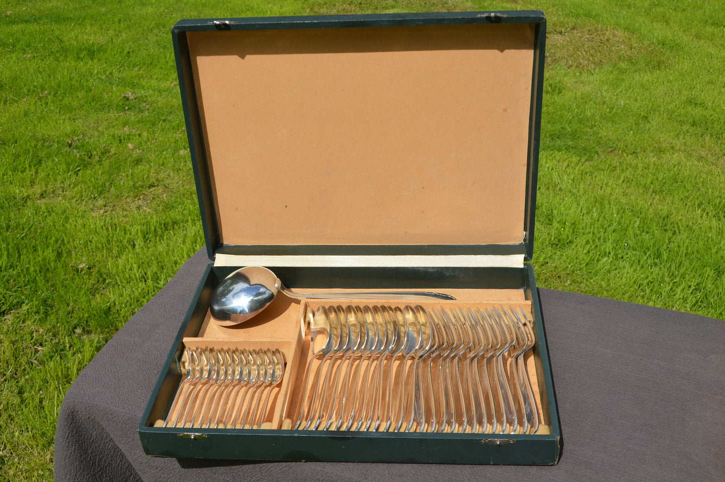 Couronne en boîte fourchettes cuillères louche entièrement marquée Couronne a Christofle Company Marque 1935-1983 Français Silver Plate Cutlery Boxed