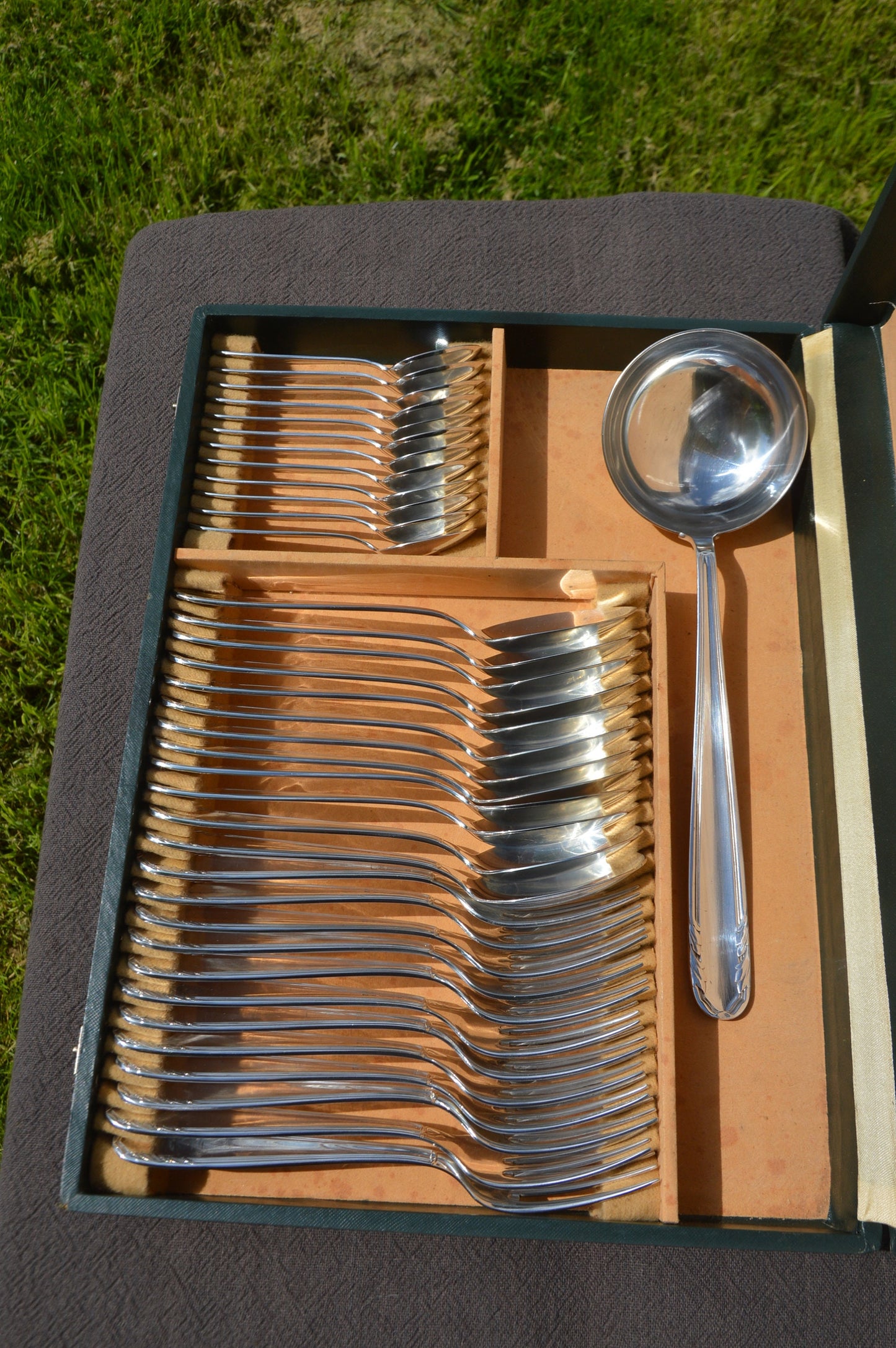 Couronne en boîte fourchettes cuillères louche entièrement marquée Couronne a Christofle Company Marque 1935-1983 Français Silver Plate Cutlery Boxed