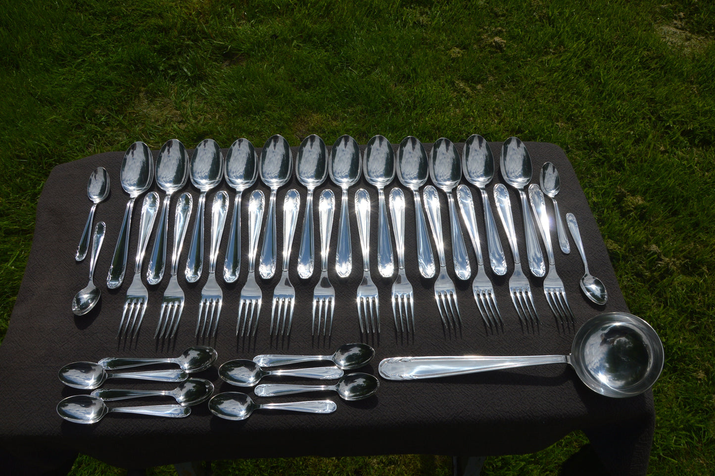 Couronne en boîte fourchettes cuillères louche entièrement marquée Couronne a Christofle Company Marque 1935-1983 Français Silver Plate Cutlery Boxed