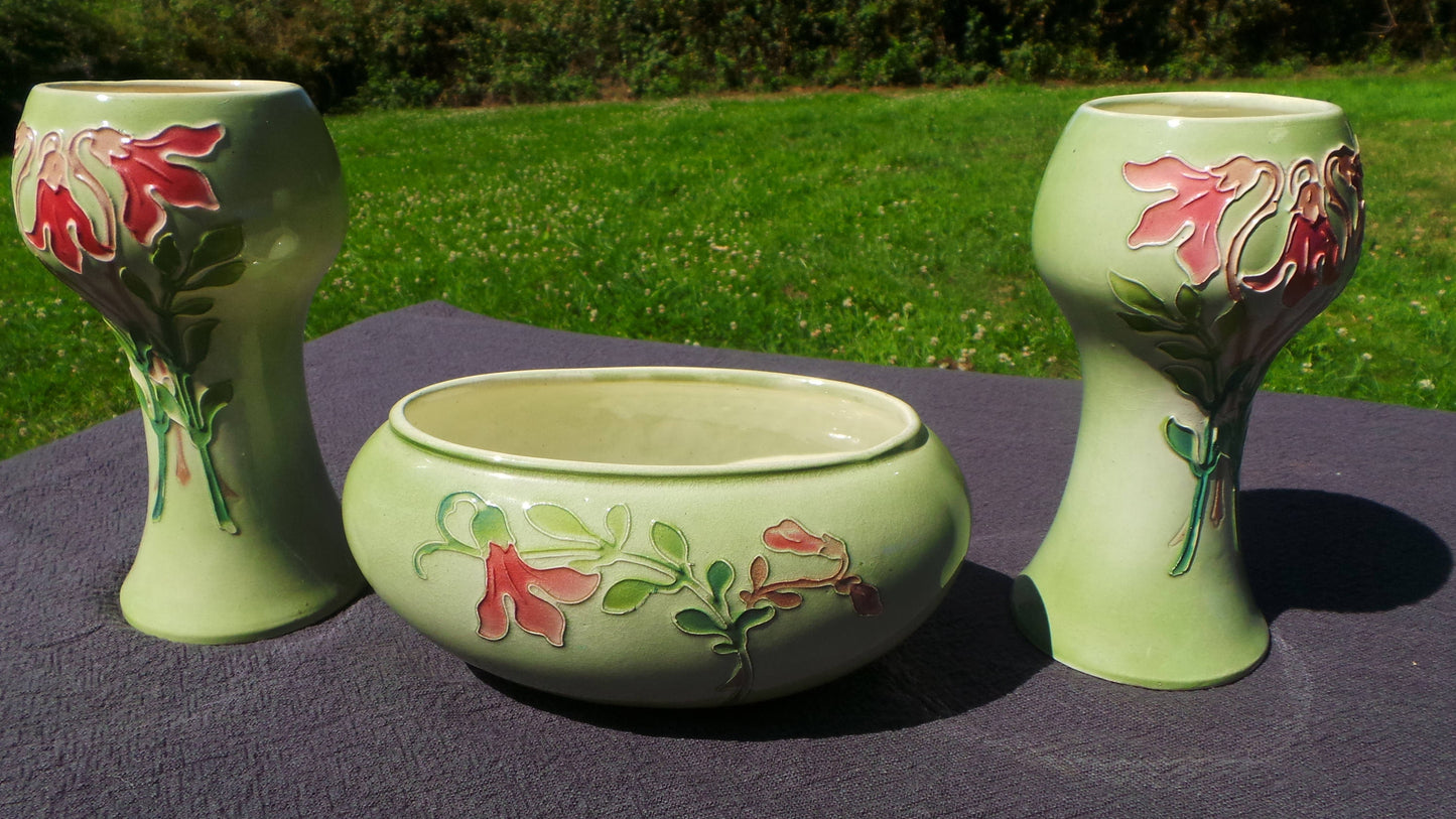 St Clements 1920's Trio décoré à la main Deux vases et bol fabriqués en France Céramique St Clement Entièrement marquée Art Nouveau Style Tubelined Pottery