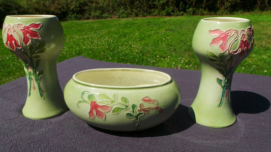 St Clements 1920's Trio décoré à la main Deux vases et bol fabriqués en France Céramique St Clement Entièrement marquée Art Nouveau Style Tubelined Pottery