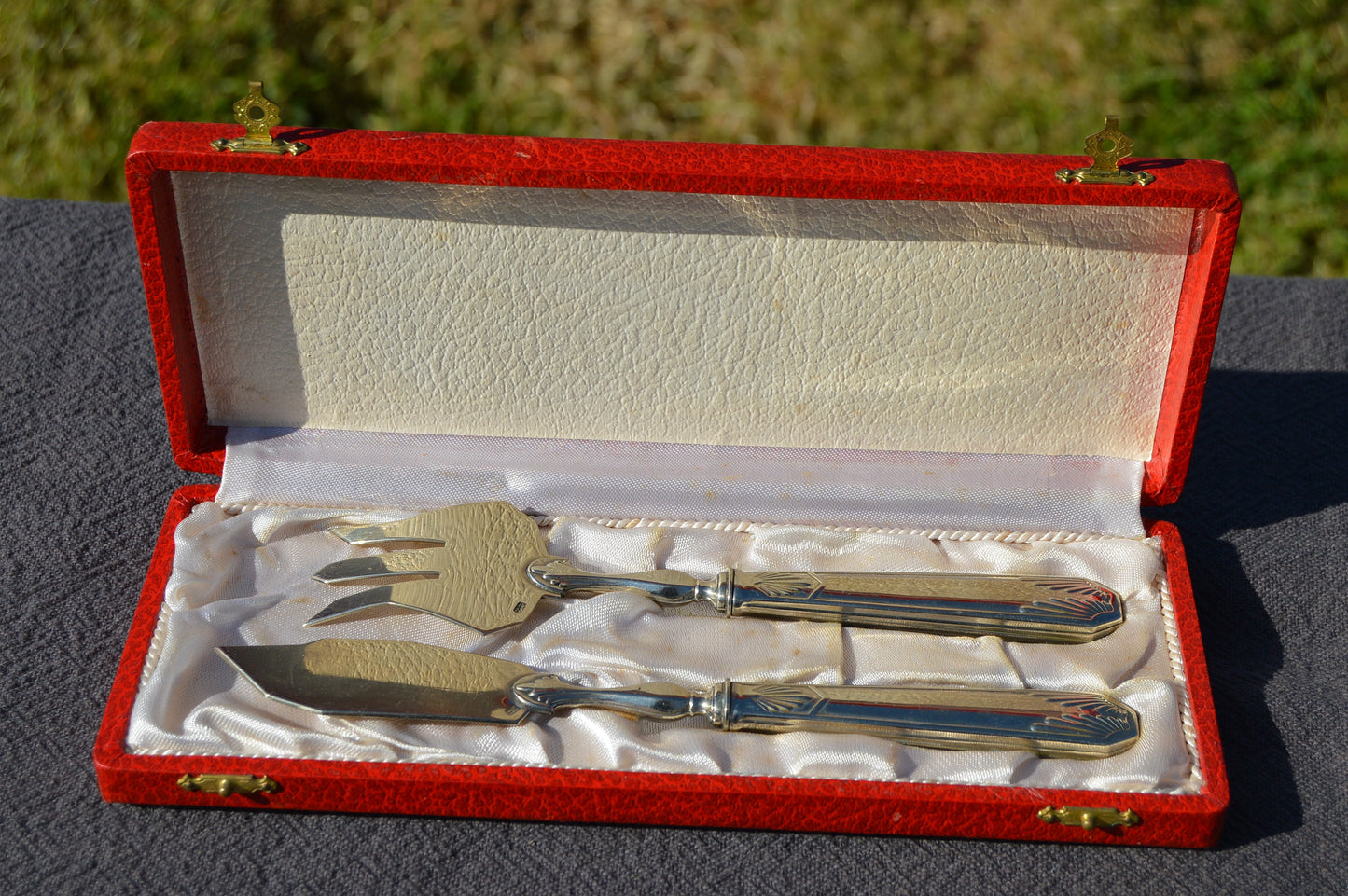 French Vintage Silver Plate Fish Servers Fish Fork Fish Knife Boxed Fish Utensil Marked Metal Blanc Beautiful Example Serveurs de Poisson