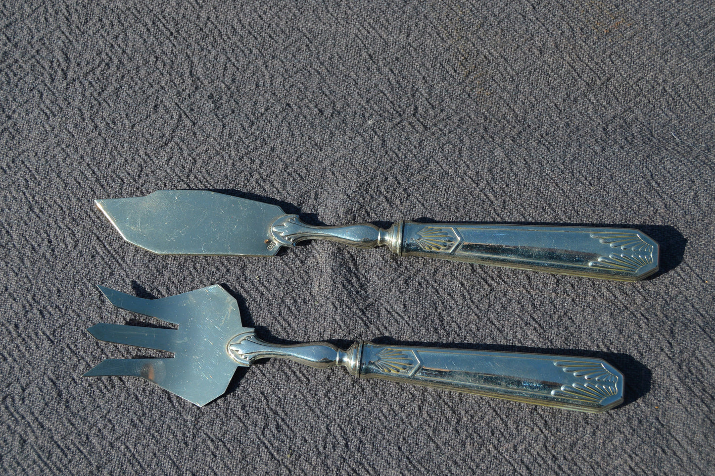 French Vintage Silver Plate Fish Servers Fish Fork Fish Knife Boxed Fish Utensil Marked Metal Blanc Beautiful Example Serveurs de Poisson