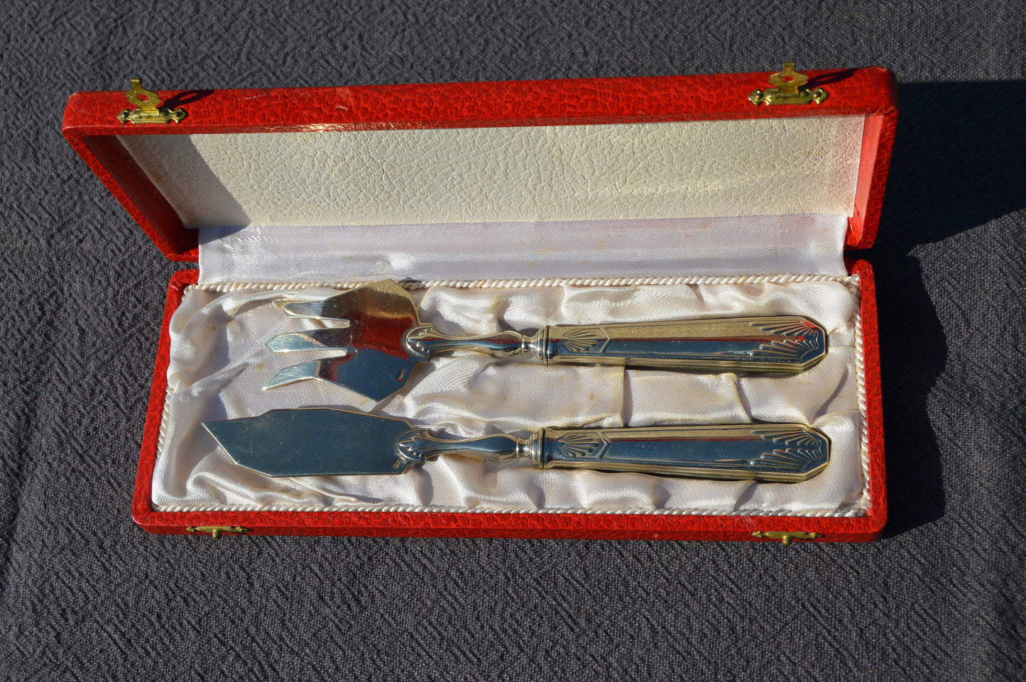 French Vintage Silver Plate Fish Servers Fish Fork Fish Knife Boxed Fish Utensil Marked Metal Blanc Beautiful Example Serveurs de Poisson
