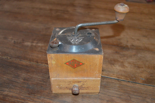 vintage Français AS RRR Sanpeur Coffee Grinder Metal Handle Attachments Entièrement fonctionnel Moulin à Café Poli Some Rust Coffee Bean Mill