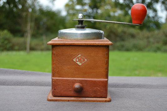 vintage Français LMP Coffee Grinder Metal Handle Attachments Red Knob Entièrement fonctionnel Moulin à Café Poli Some Rust Coffee Bean Mill