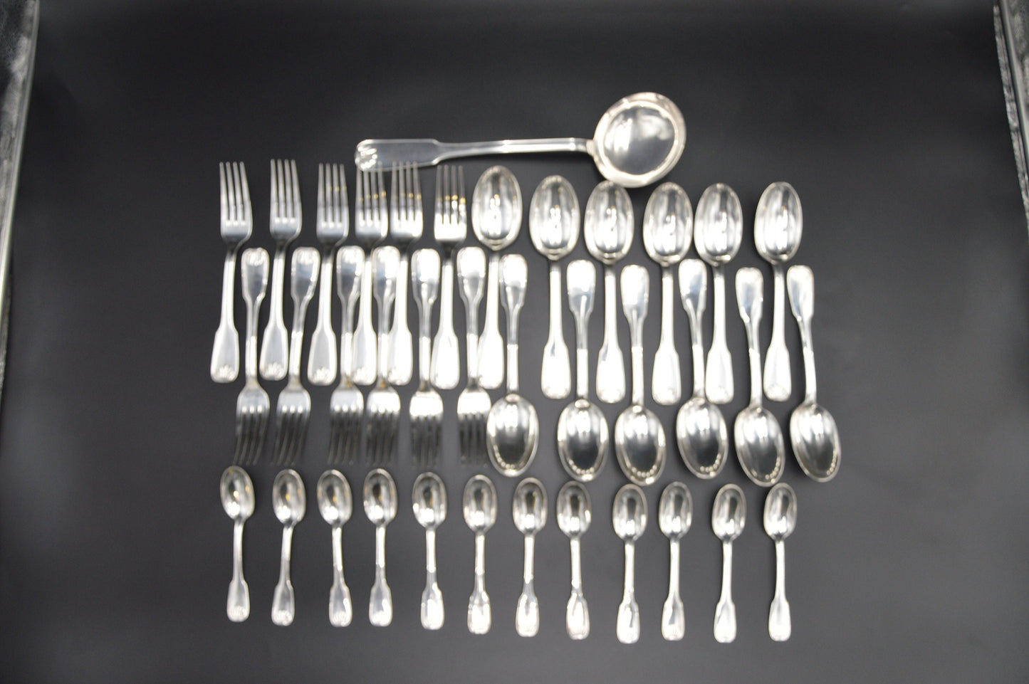 Le Couvert Francais 12 fourchettes 12 cuillères 12 cuillères à café 1 louche entièrement marquée LCF Cocquille Pattern Français Silver Plate Cutlery Set
