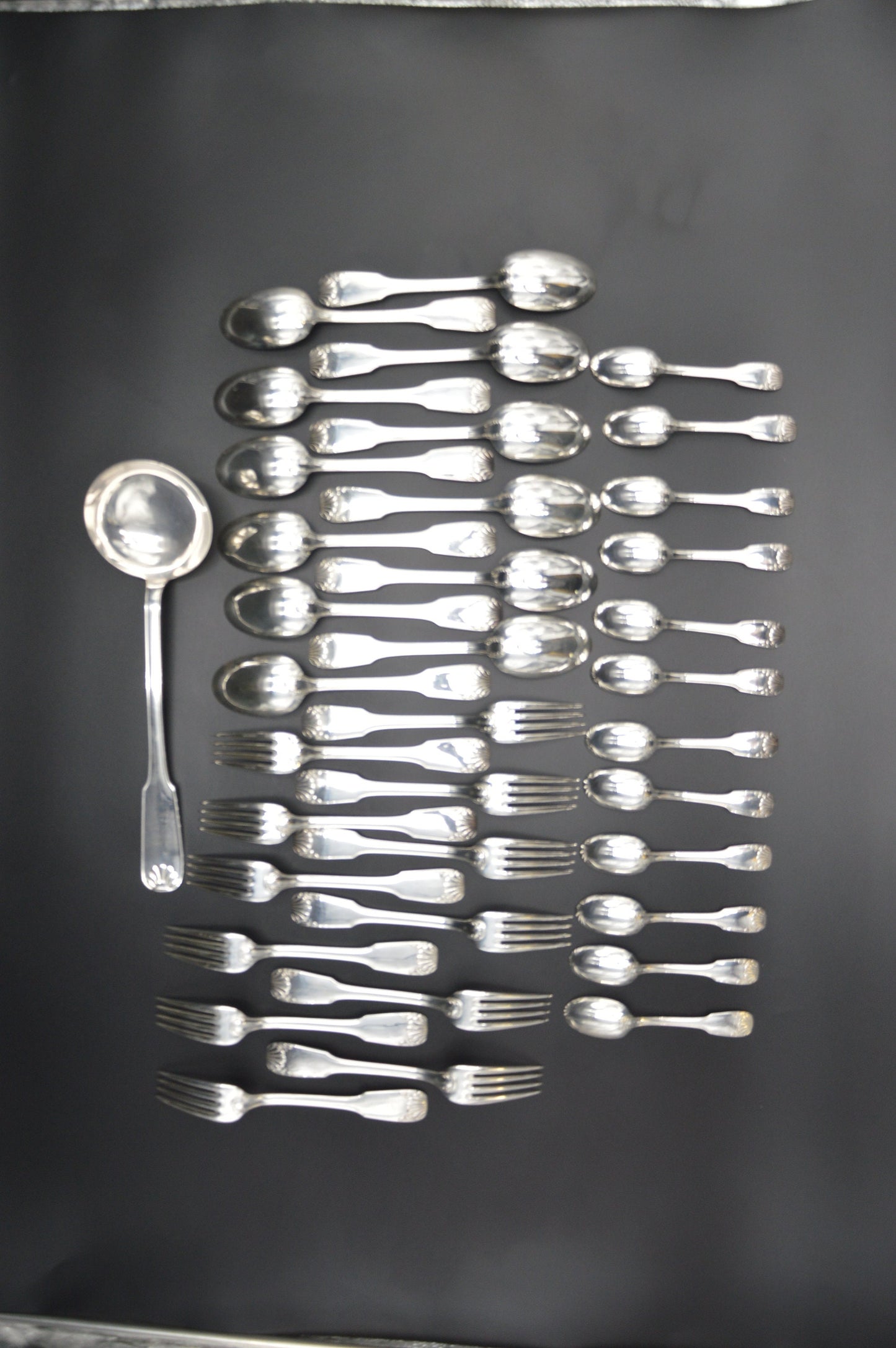 Le Couvert Francais 12 fourchettes 12 cuillères 12 cuillères à café 1 louche entièrement marquée LCF Cocquille Pattern Français Silver Plate Cutlery Set