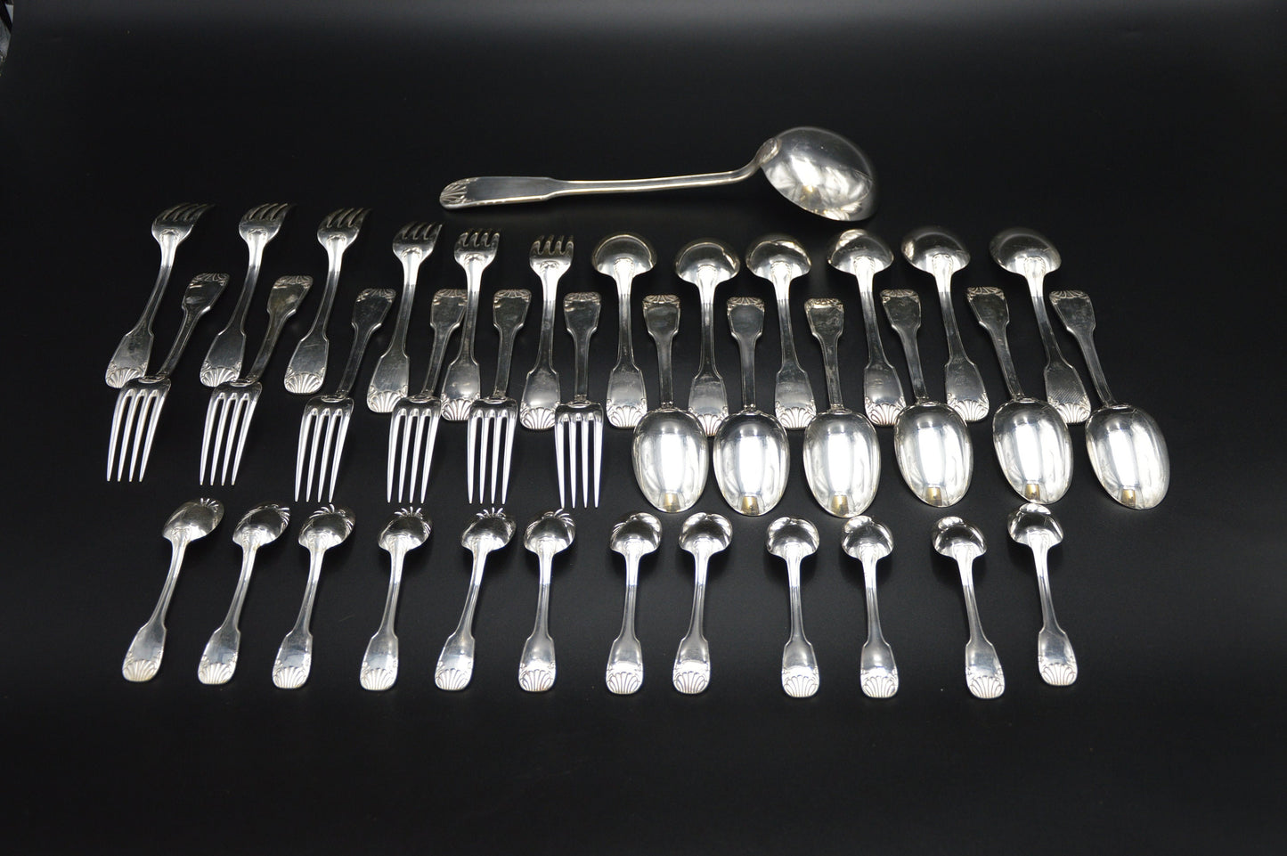 Le Couvert Francais 12 fourchettes 12 cuillères 12 cuillères à café 1 louche entièrement marquée LCF Cocquille Pattern Français Silver Plate Cutlery Set