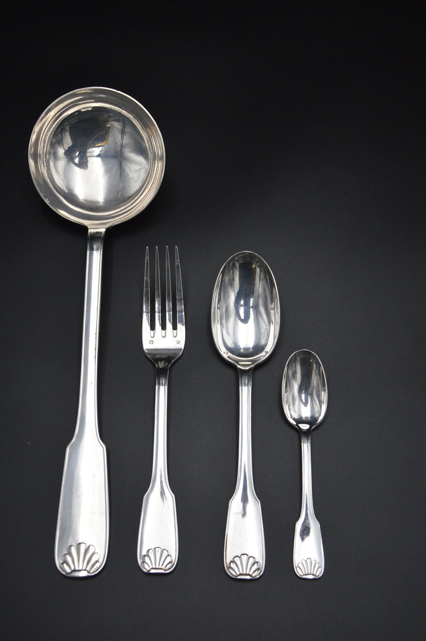 Le Couvert Francais 12 fourchettes 12 cuillères 12 cuillères à café 1 louche entièrement marquée LCF Cocquille Pattern Français Silver Plate Cutlery Set