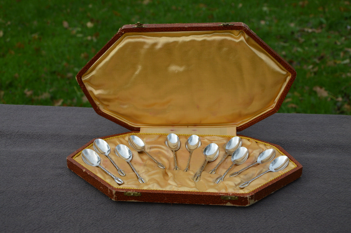 Cuillères en boîte plaquées argent Antique Français Bundle de 11 cuillères à café plaquées argent « Métaille Blanc » avec qualité de fleuron de haricot