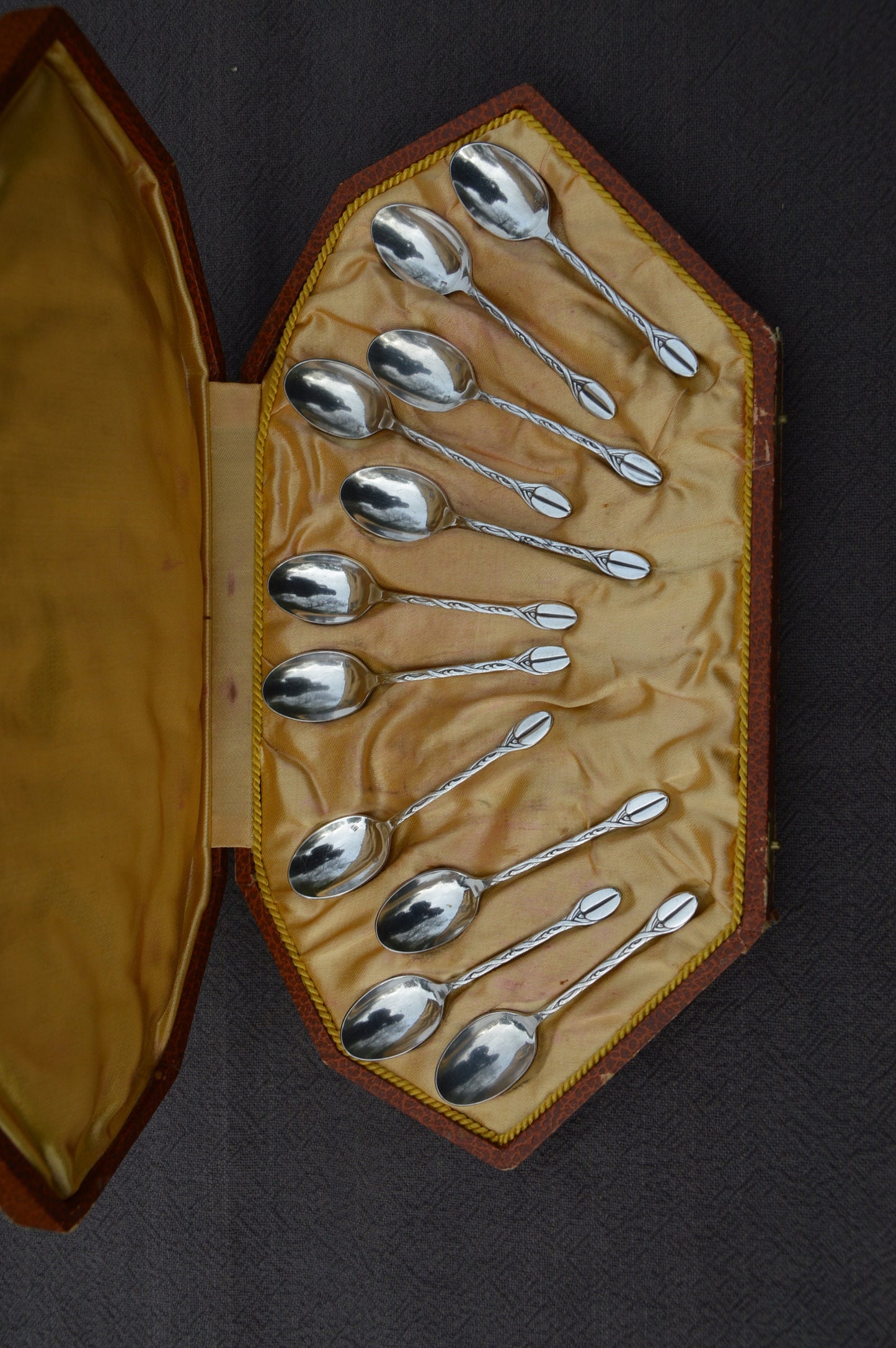 Cuillères en boîte plaquées argent Antique Français Bundle de 11 cuillères à café plaquées argent « Métaille Blanc » avec qualité de fleuron de haricot