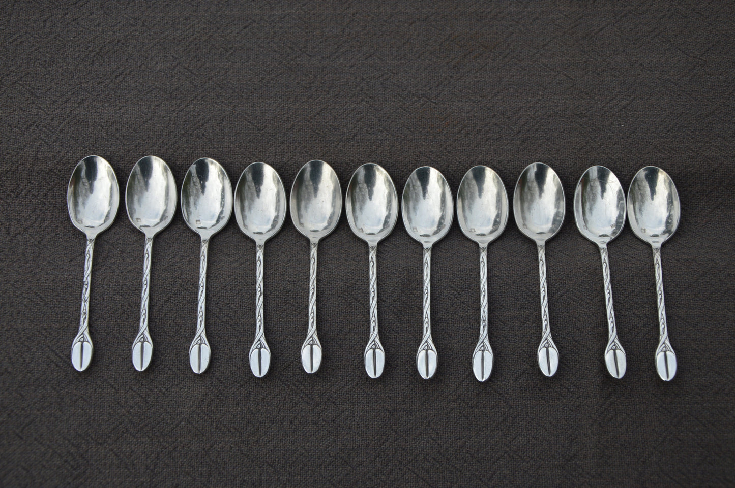 Cuillères en boîte plaquées argent Antique Français Bundle de 11 cuillères à café plaquées argent « Métaille Blanc » avec qualité de fleuron de haricot