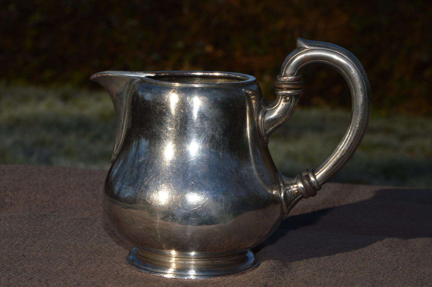Premier pichet à lait Christofle Français Antique Silver Plate Metaille Blanc Makers Mark 1862-1935 Pichet bien utilisé Légère poignée bancale