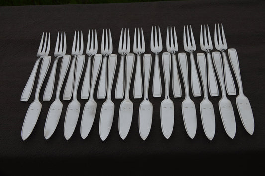 Ercuis 12 fourchettes et 12 couteaux en boîte couteaux à poisson fourchettes plaqué argent marqué Ercuis couverts couverts bon état Antique