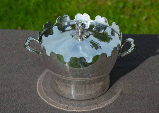 Christofle 1931-1975 Collection Gallia 'Metaille Blanc' Ice Bucket with Insert Real Luxury Made by Christofle of Paris Monteith Silver Plate